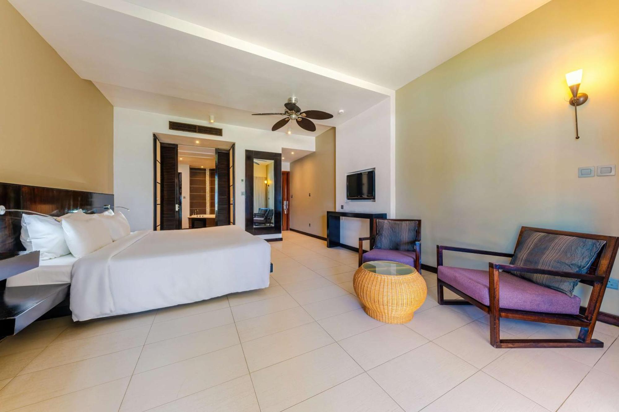 Crystals Beach Resort Belle Mare, A Member Of Radisson Individuals Palmar Εξωτερικό φωτογραφία